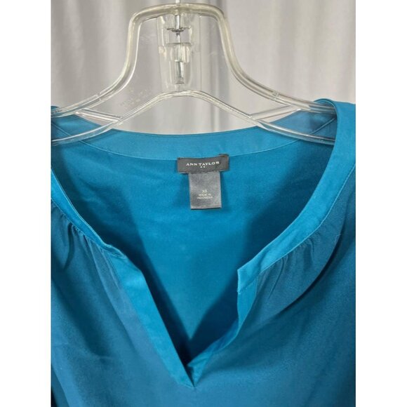 Ann Taylor Long Sleeve Satin Blouse Blue Vneck Womens Size XS Silky Sleek - Picture 2 of 7